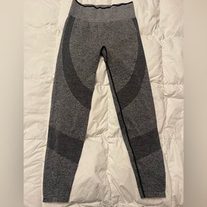 Size medium PINK seamless contour leggings. Black